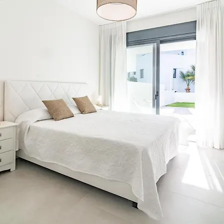 Apartment Modern Cozy Two Bedroom *