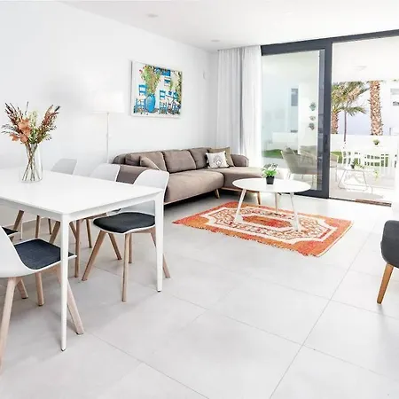 Apartment Modern Cozy Two Bedroom *