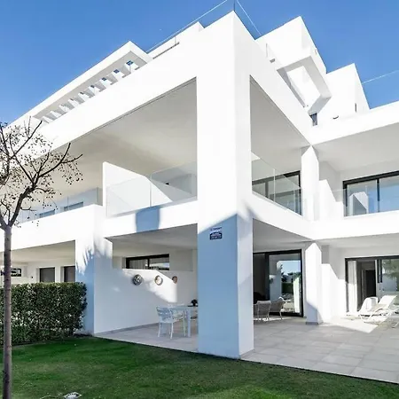 Modern Cozy Two Bedroom Apartment *